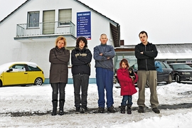 Familie Hansen vor ihrer Werkstatt