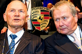 Der Vorsitzende des Aufsichtsrates der Volkswagen AG, Ferdinand K. Piech (l), und Porsche Aufsichtsratschef Wolfgang Porsche von der Porsche AG mit Porsche Logo