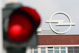 Opel Logo mit roter Ampel