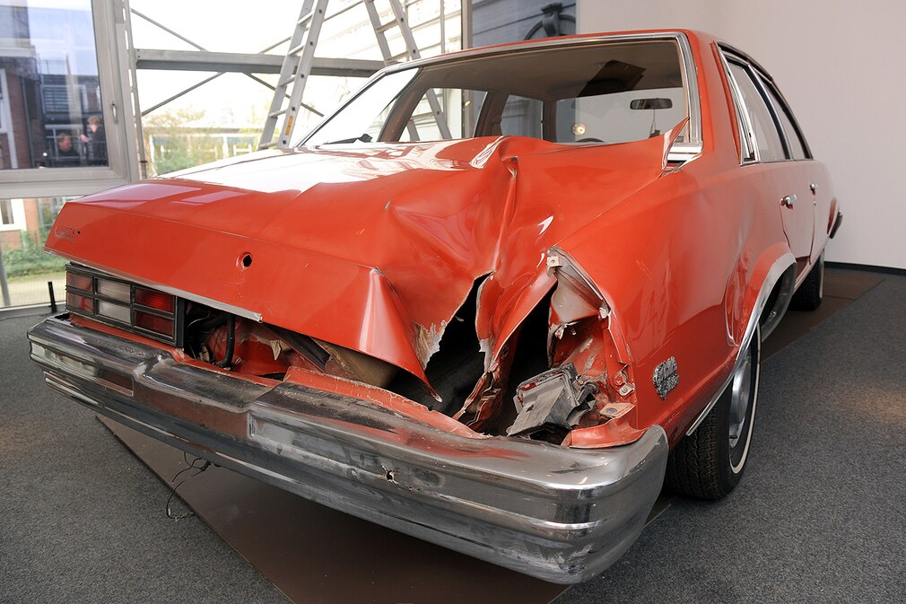 Auto nach Meteoriteneinschlag im Museum