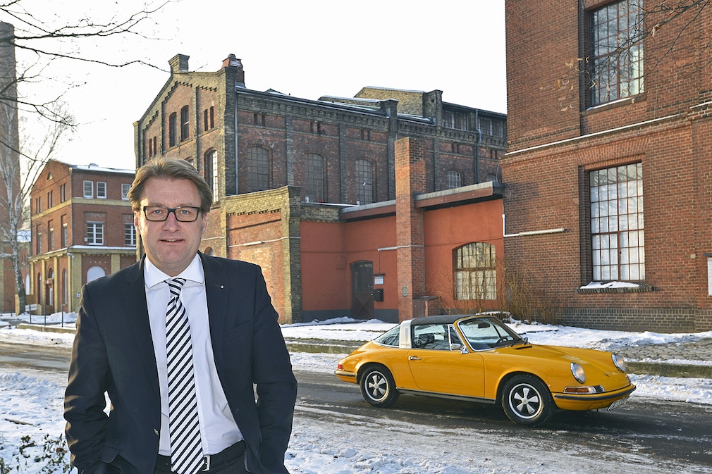 Porsche 911 Targa (Urmodell) vor dem Oldtimerzentrum Meilenwerk Berlin Eiswerder und Martin Halder (Meilenwerk)