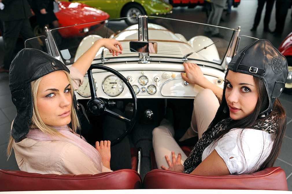 Zwei Models sitzen in einem BMW 328 (Baujahre 1937-1939) zur Oldtimermesse Retro Classics 2011