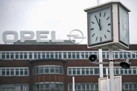 Die Opel-Werksuhr zeigt am 10.12.2012 in Bochum (Nordrhein-Westfalen) fünf Minuten vor Zwölf