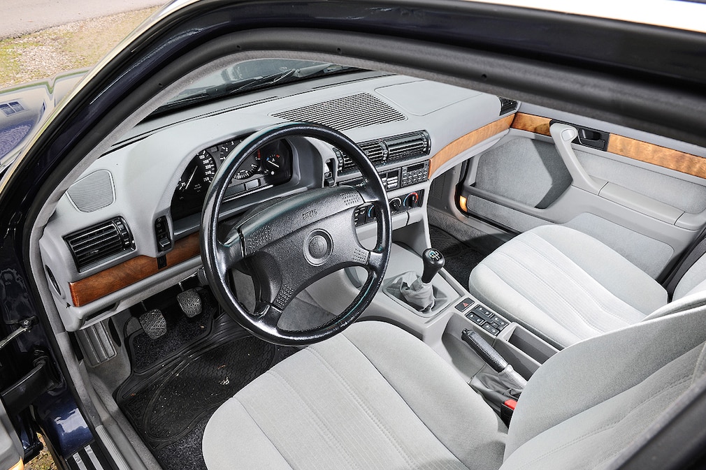 BMW 730i (E32)