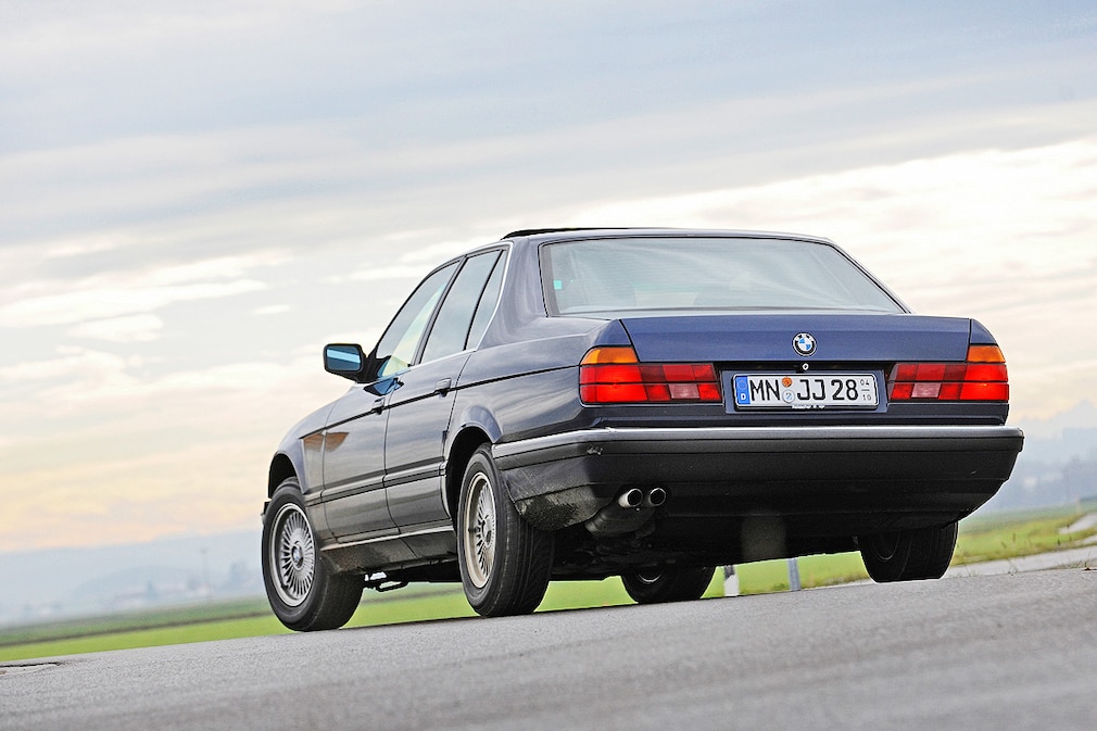 BMW 730i (E32)
