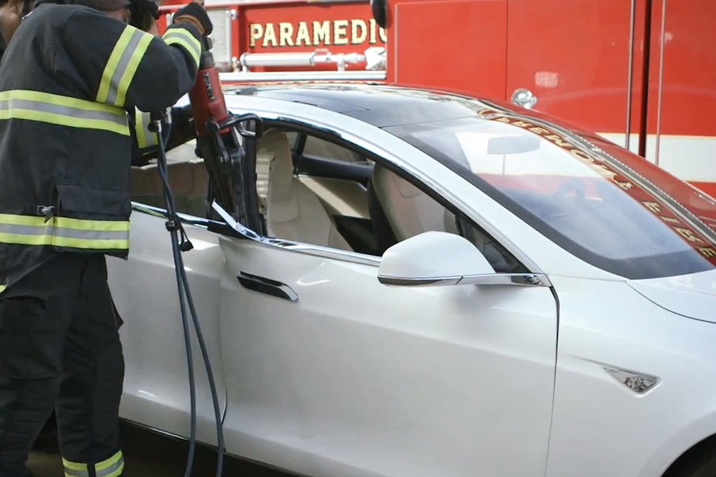 Screenshot von der Zerlegung eines Tesla Model S