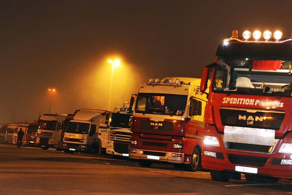 Lkw Stellplätze auf Raststätten