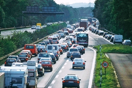 Hohes Verkehrsaufkommen während der Urlaubszeit führt auf den Autobahnen häufig zu grossen Staus