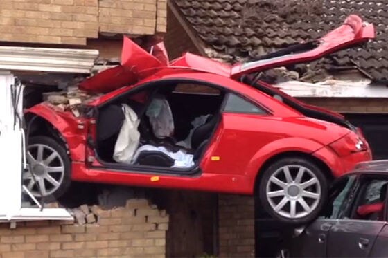 Audi TT steckt nach Unfall in einer Hauswand in Lowestoft, Großbritannien