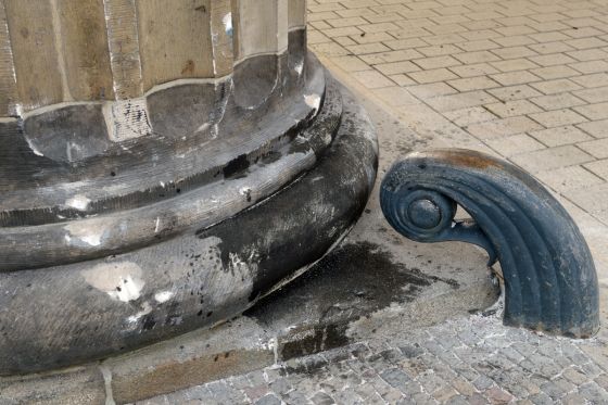 Säule des Brandenburger Tors nach der kollision mit einem BMW 5er