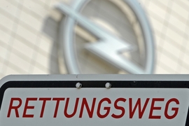 Opel Logo mit Rettungswegschild