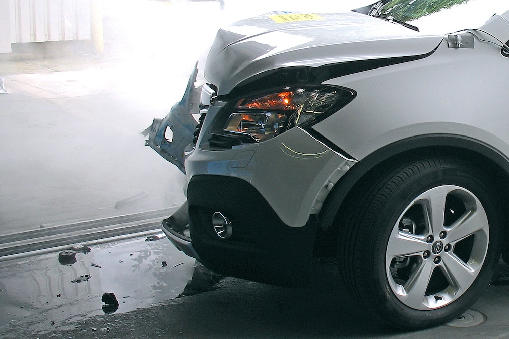 Opel Mokka im Crash Test TÜV Rheinland bestätigen Kältemittel-Sicherheit