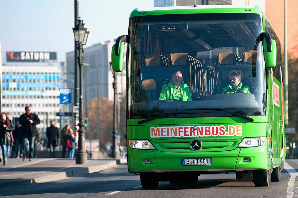 Ein Fernbus der Fernbuslinie "MeinFernbus.de" fährt am 13.11.2012 in Berlin durch eine Straße
