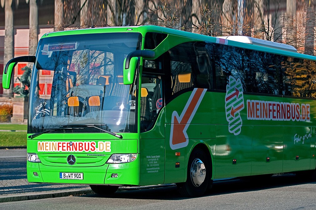 Ein Fernbus der Fernbuslinie "MeinFernbus.de" fährt am 13.11.2012 in Berlin durch eine Straße