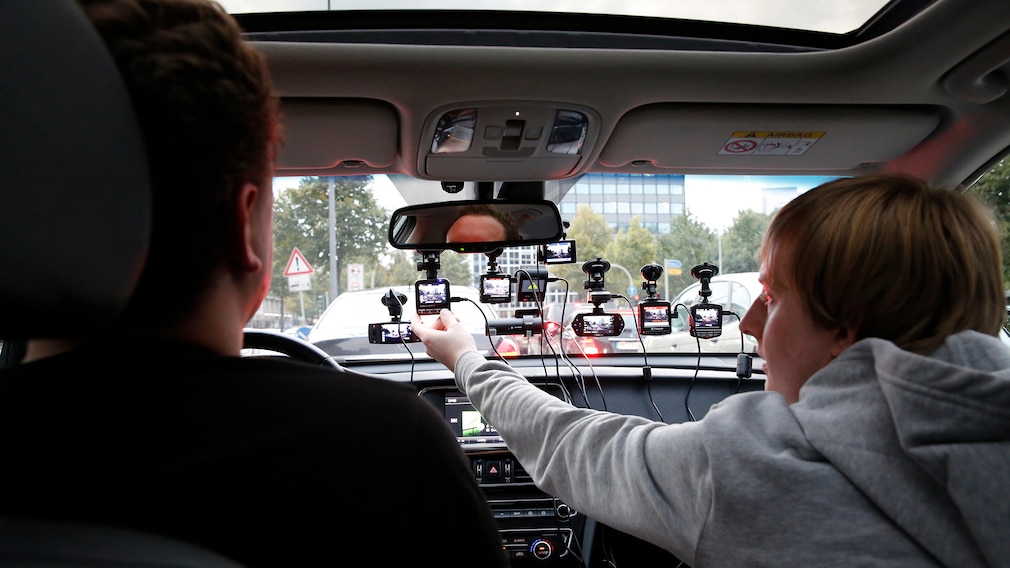 Zwei Redakteure sitzen im Auto und machen eine Testfahrt mit den Dashcams.
