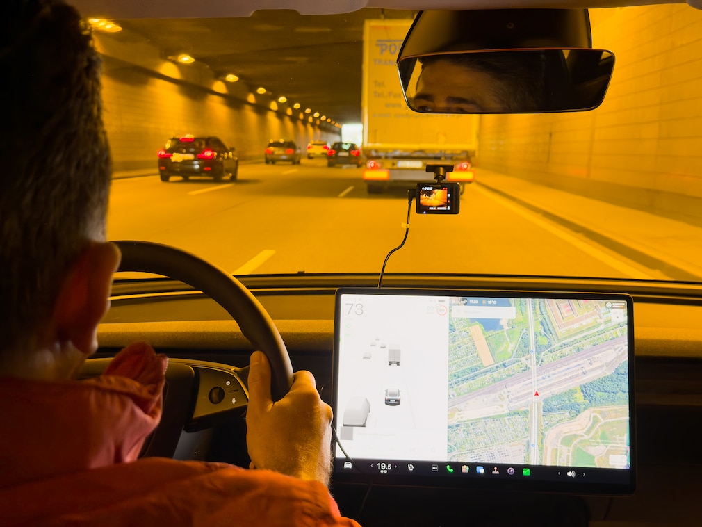 Zwei Redakteure sitzen im Auto und machen eine Testfahrt mit den Dashcams.