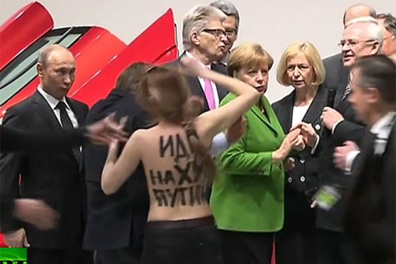 Proteste während des Messerundganges von Vladimir Putin und Angela Merkel auf der Hannover Messe vor dem VW Stand