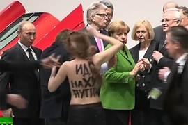 Proteste während des Messerundganges von Vladimir Putin und Angela Merkel auf der Hannover Messe vor dem VW Stand