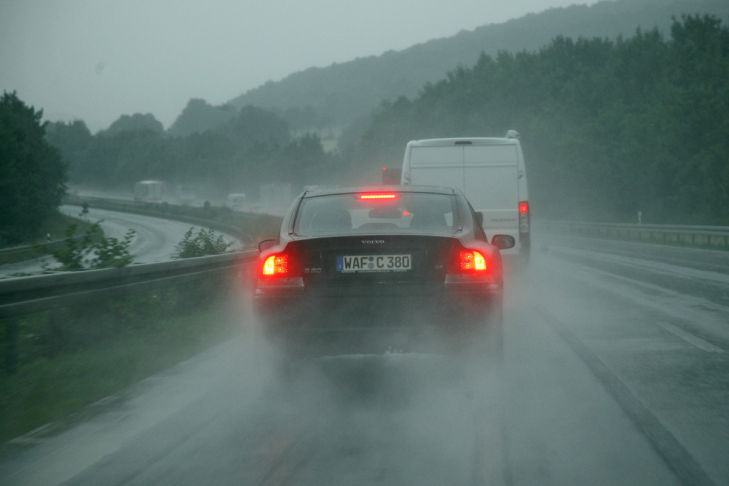 Raser auf der Autobahn im Regen