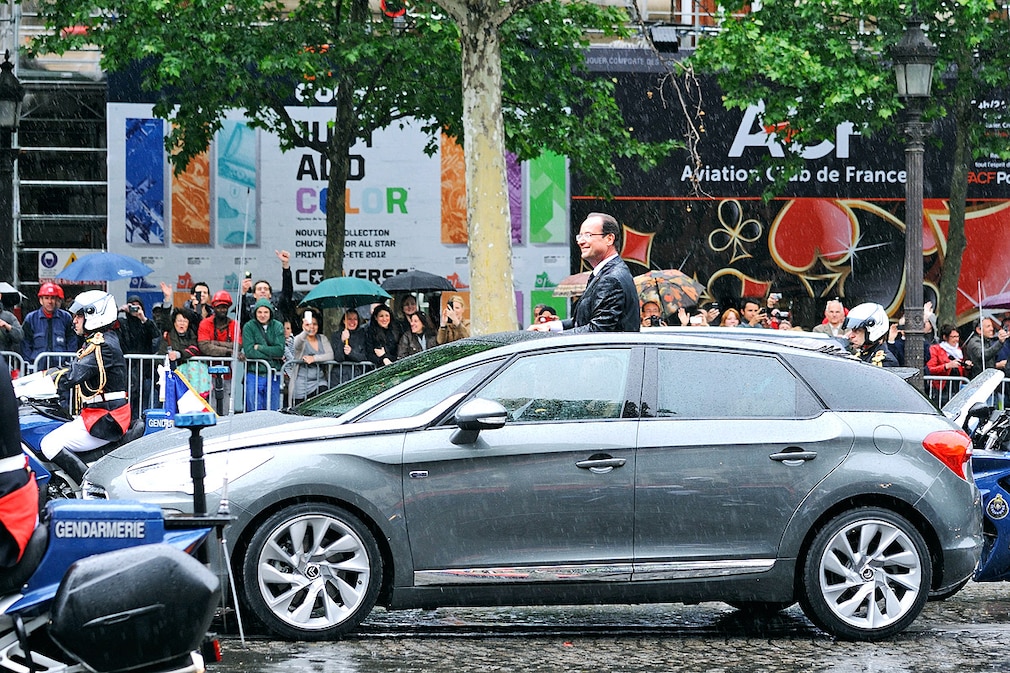Francois Hollande actuel President im Citroën DS5