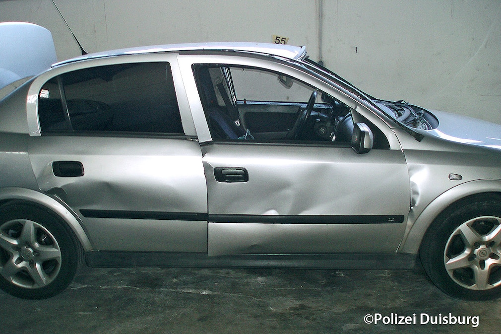 Opel Astra nach einer Explosion verursacht durch Cockpitspray