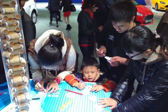 Familie auf der Auto Shanghai