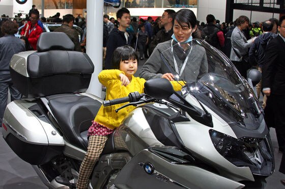 Kleine Chinesin auf Motorrad
