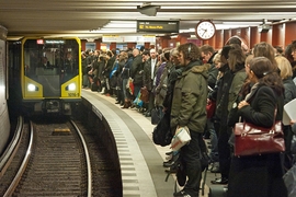 Wartende in einem U-Bahnhof