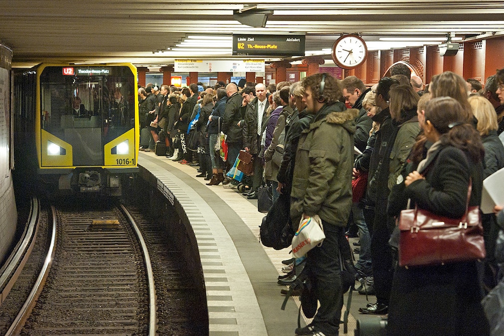 Wartende in einem U-Bahnhof