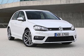 VW Golf VII stehend mit R-Line Exterieur Paket