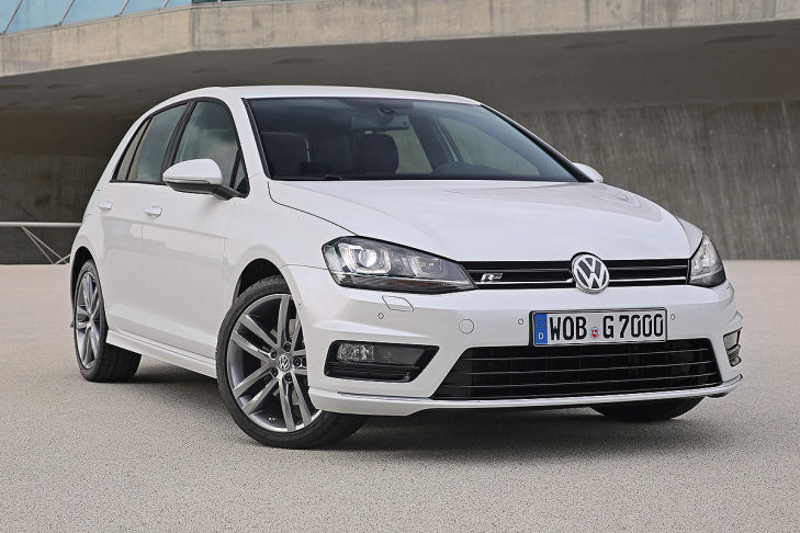 VW Golf VII stehend mit R-Line Exterieur Paket