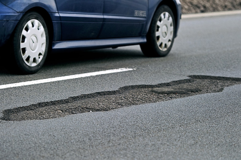 Schlagloch auf der Autobahn A4 in Richtung Görlitz bei Bautzen