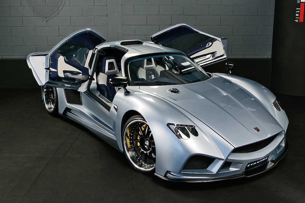 Mazzanti Evantra V8 schräg vorn Türen offen