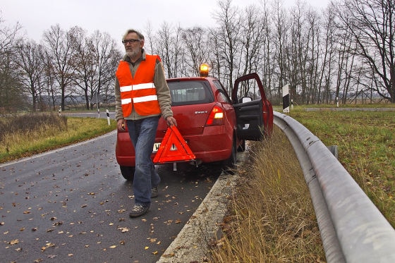 Warnwesten fürs Auto: Test - AUTO BILD