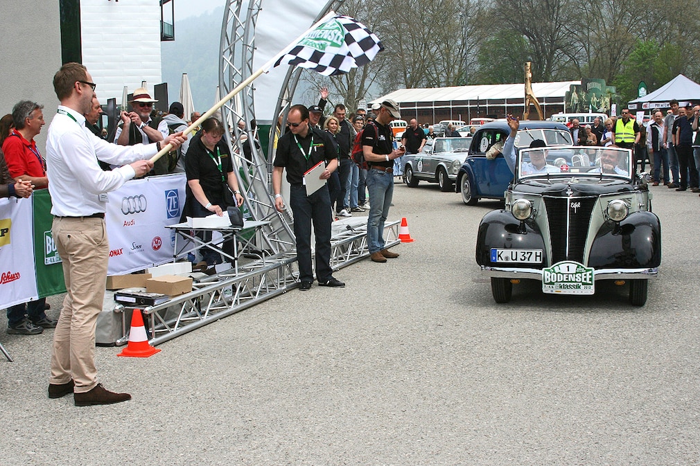 (44) Nun aber wieder zum Motorsport und dem Start der zweiten Bodensee-Klassik die mit dem Fahnenschwenk von Fabian Lindner beginnt.