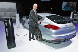 Matthias Müller mit einem Porsche Panamera S E-Hybrid