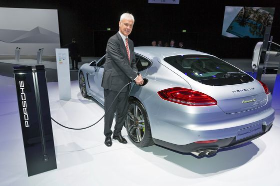 Matthias Müller mit einem Porsche Panamera S E-Hybrid