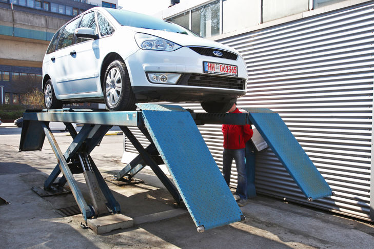 Ford Galaxy auf der Hebebühne
