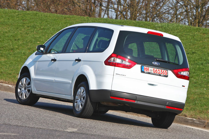 Ford Galaxy fahrend