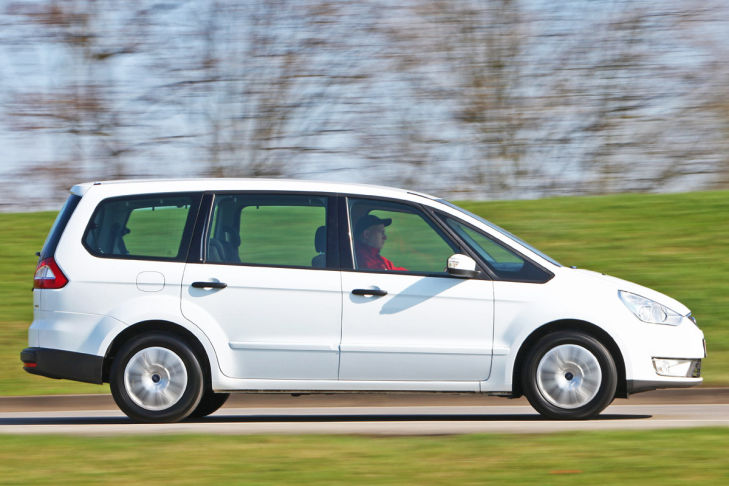 Ford Galaxy fahrend