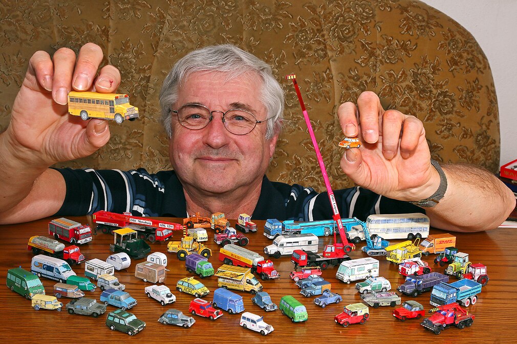 Autos als Faltmodelle mit Künstler Gert Sommer