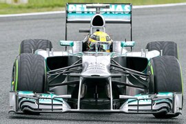 Mercedes Formel 1-Bolide mit silberner Lackierung und Mercedes-Stern
