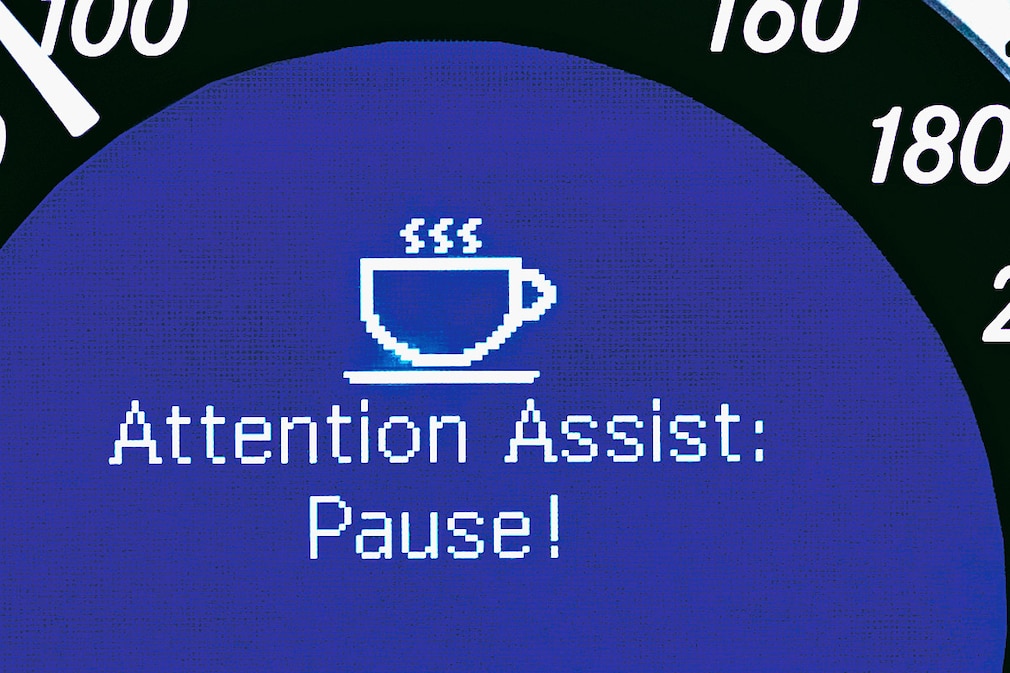 Das Mercedes-Assistenzsystem erkennt Müdigkeit