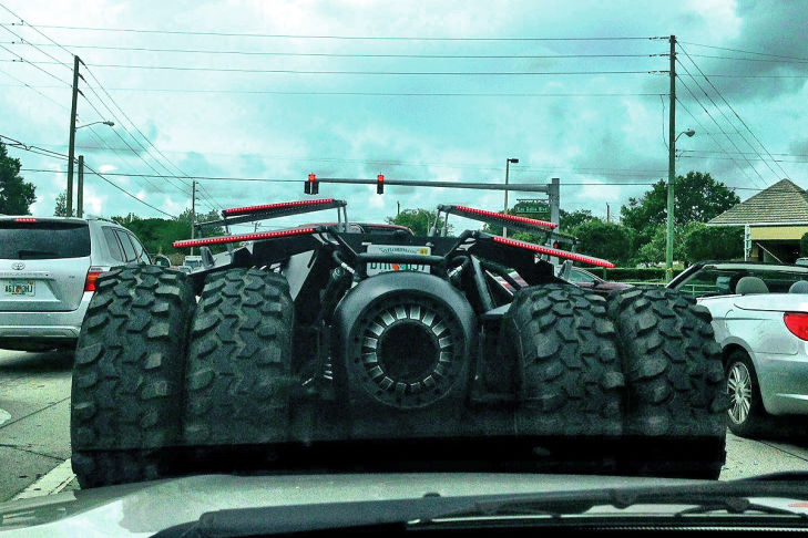 Batman Tumbler Replika Batmobil Straße