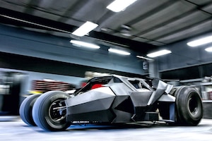 Batman Tumbler Replika Batmobil Straße