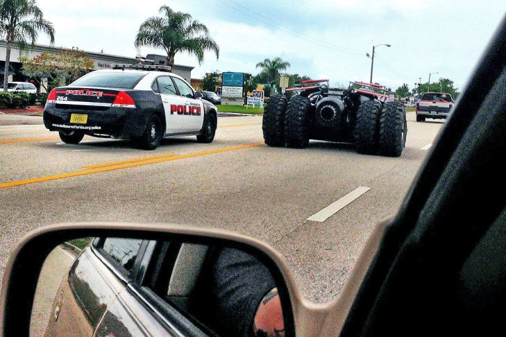 Batman Tumbler Replika Batmobil Straße Polizei