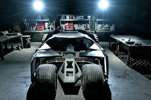 Batman Tumbler Replika Batmobil vorne
