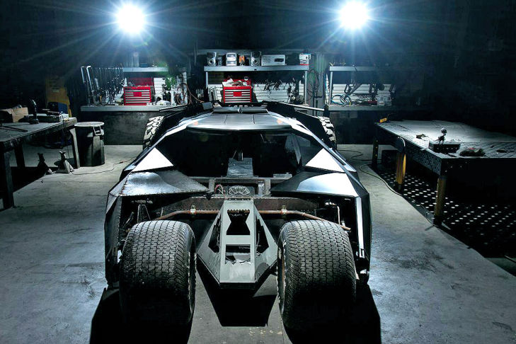 Batman Tumbler Replika Batmobil vorne