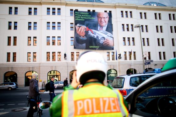 Greenpeace-Plakat am Bundesumweltmisterium in Berlin