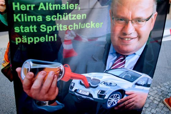 Greenpeace-Plakat am Bundesumweltmisterium in Berlin